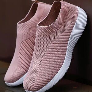 Women's Lightweight Low Top Knit Sneakers 8 1/2 pink NWOT